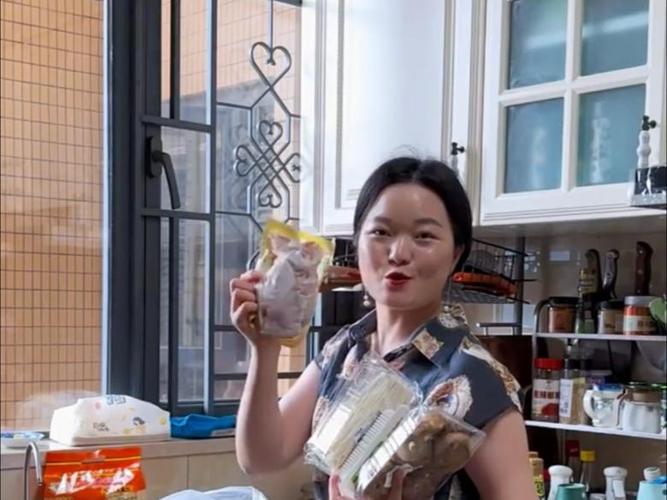 蓉姐减肥 元宵公子卓心疼坏了 不停给我蓉碗里夹菜,孝顺的嘞