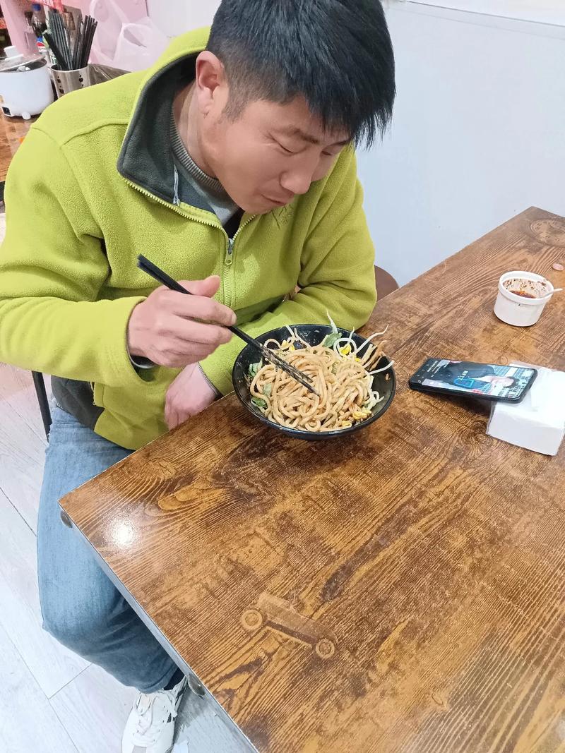 看这个人可有瘾,跑到阜阳非要吃碗格拉条