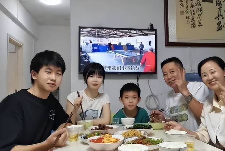 孙卓一家的善举,广西30名学生的命运就此改变,"碗友"送上大礼