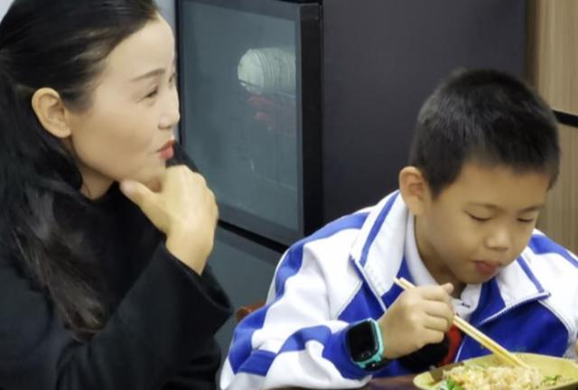 孙家俩儿待遇差别太大!哥哥孙卓开心滑旱冰,弟弟孙辉在家刷碗