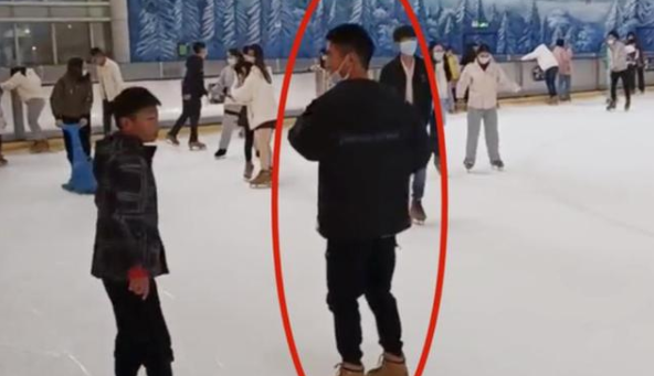 孙家俩儿待遇差别太大!哥哥孙卓开心滑旱冰,弟弟孙辉在家刷碗
