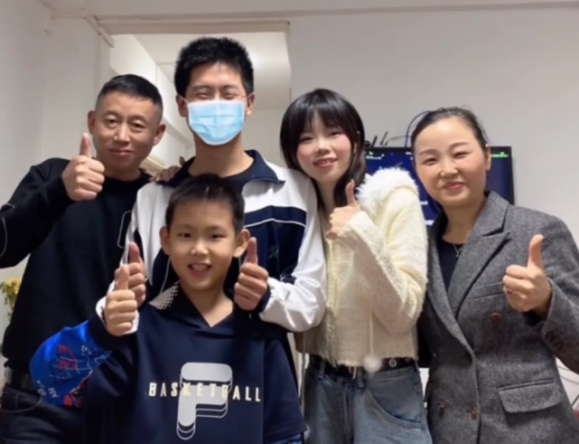 孙海洋过48岁生日,孙卓点蜡烛双手意外抢镜,网友:不刷碗可惜了